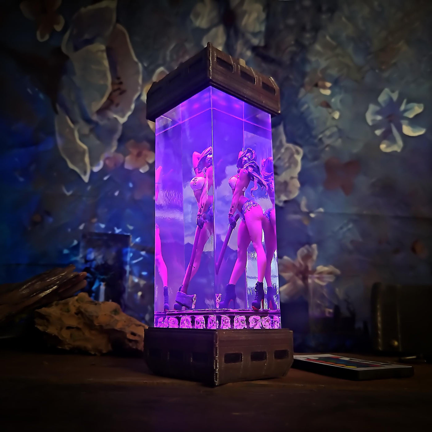 Jas.0n girl resin lamp