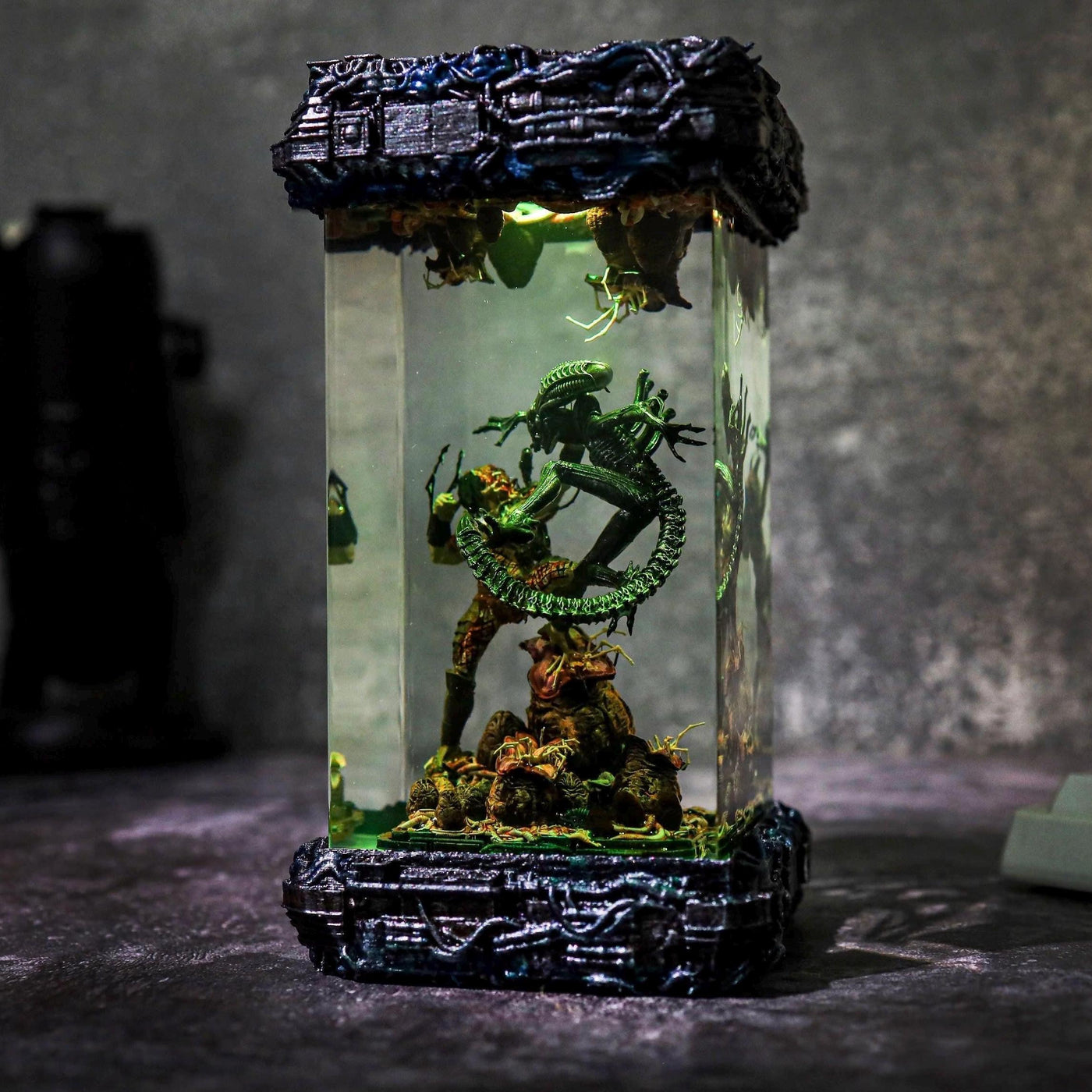 Xeno.morph and Pr.ed.ator Resin Lamp