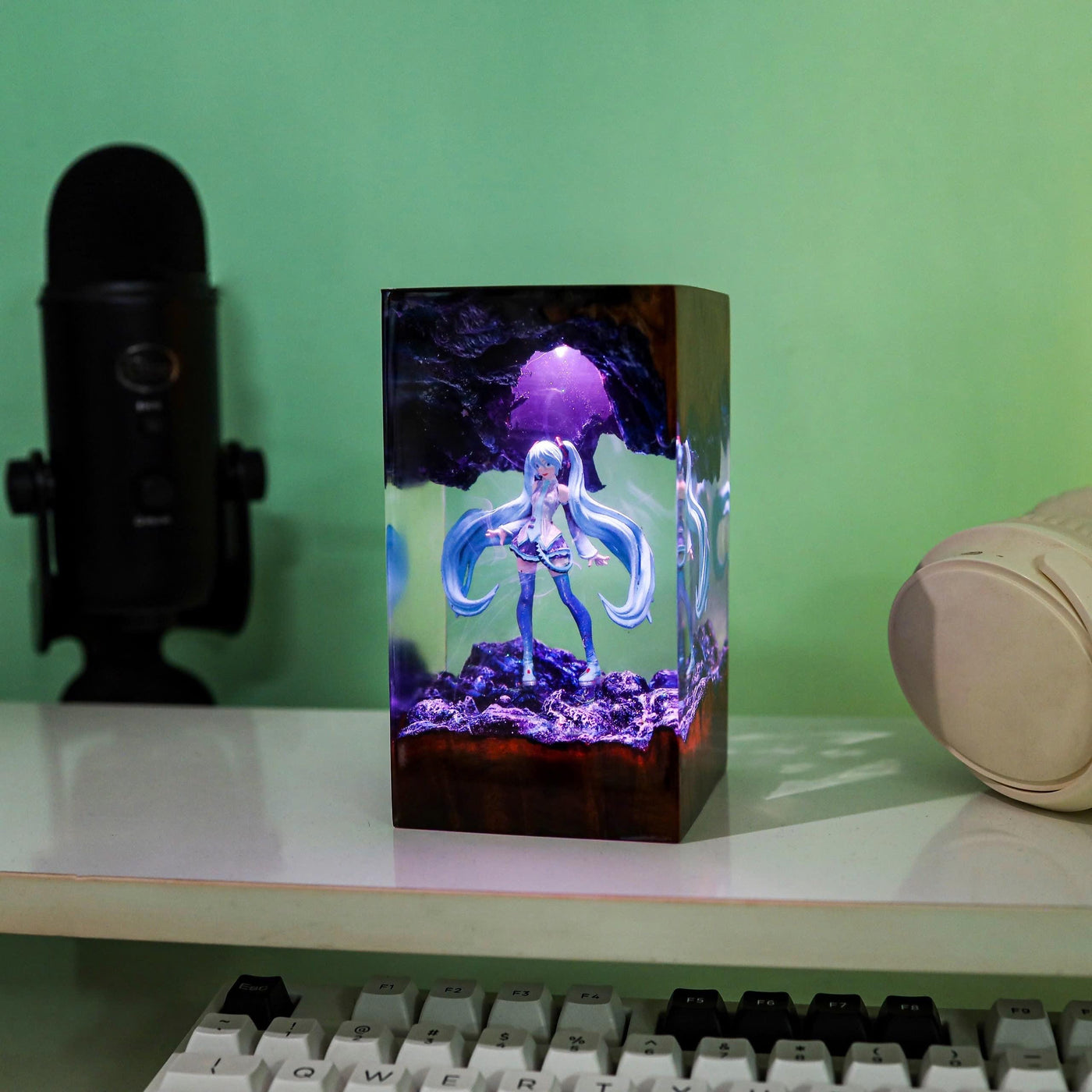 Miku resin lamp