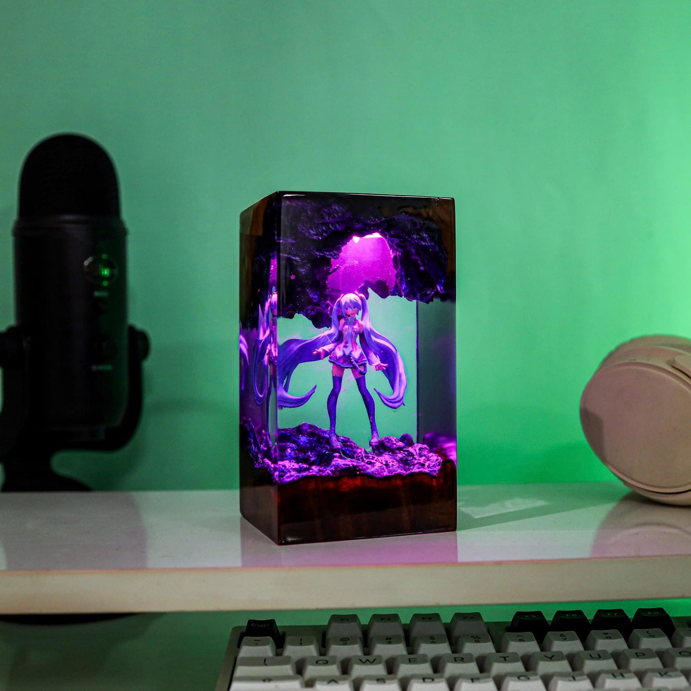 Miku resin lamp