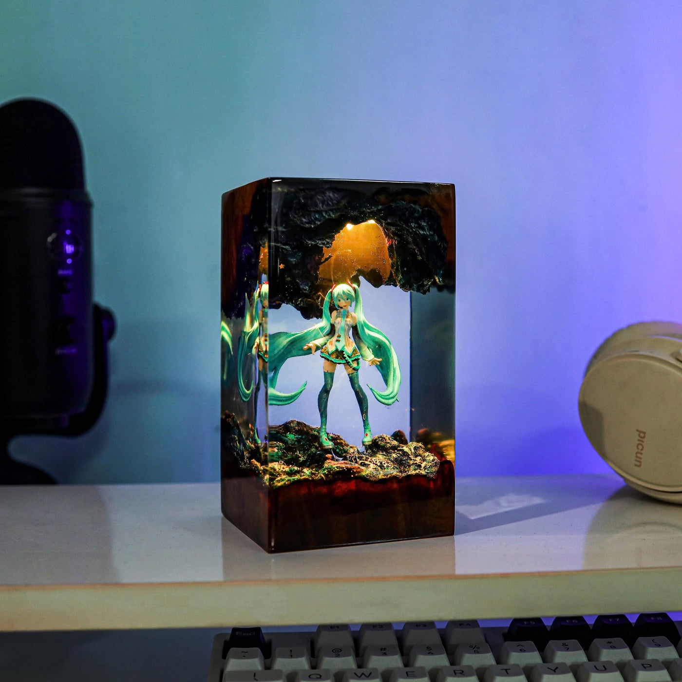 Miku resin lamp