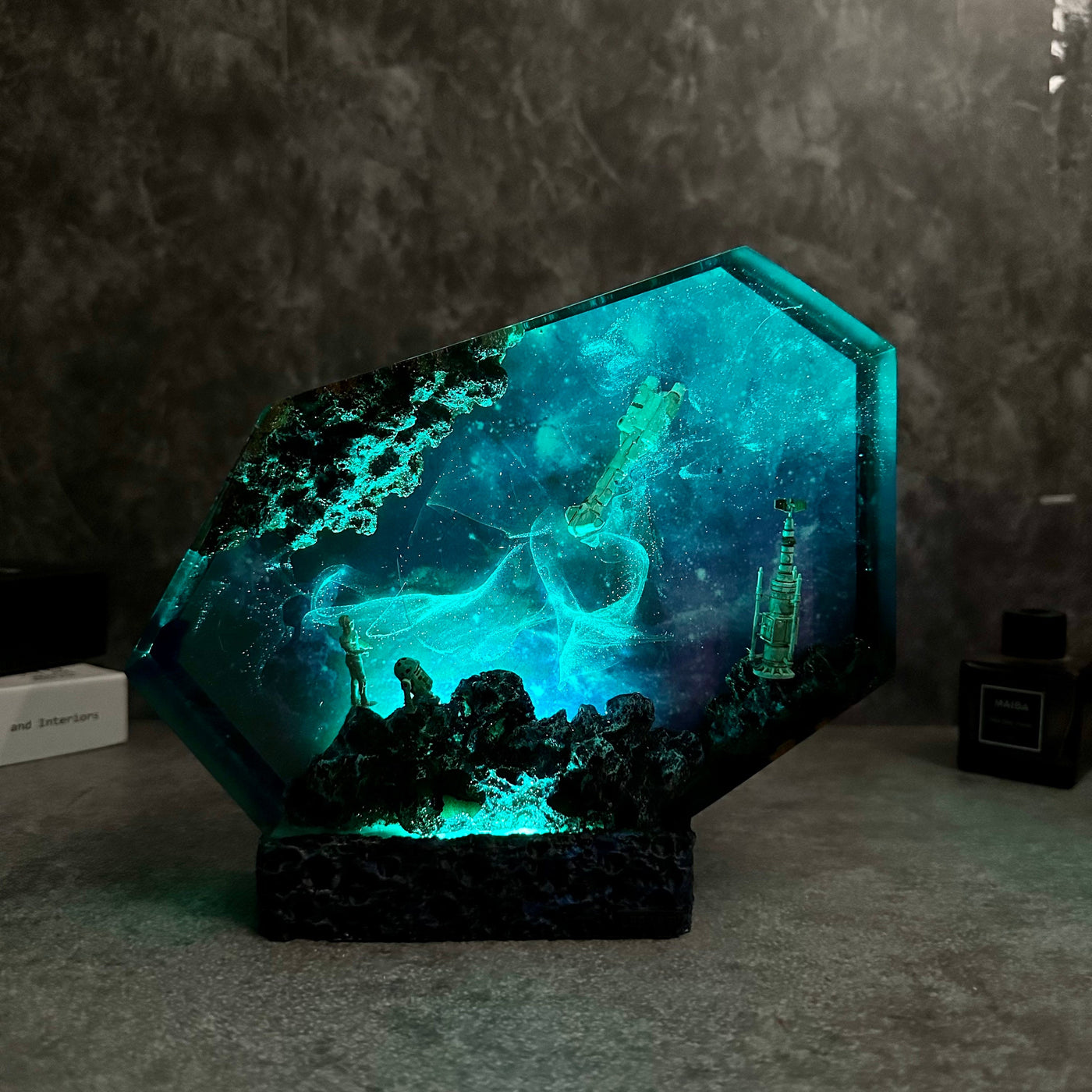 Alien resin epoxy lamp 2