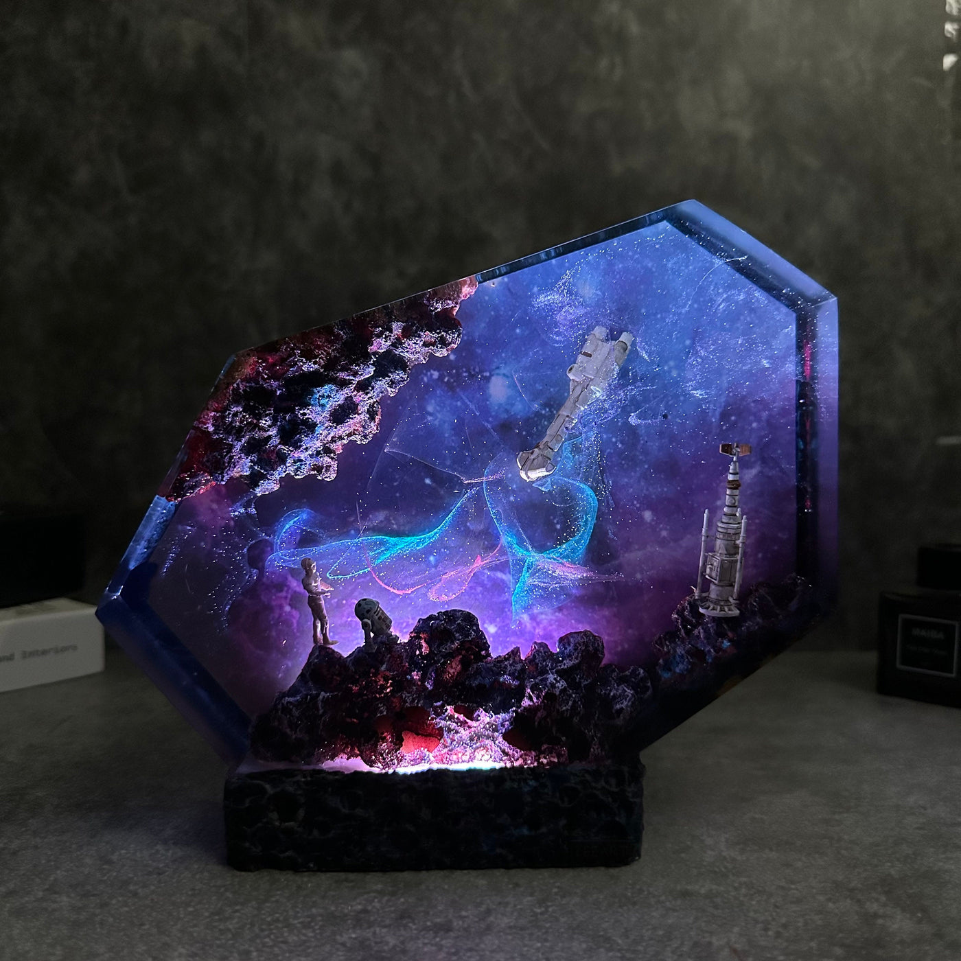 Alien resin epoxy lamp 2