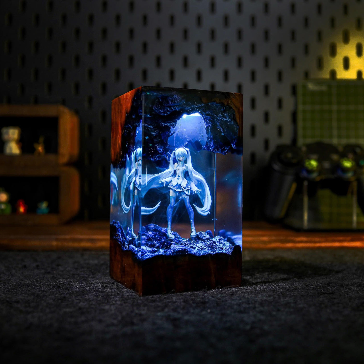 Miku resin lamp