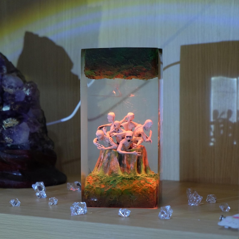 Stump Messenger Resin Lamp