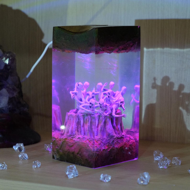 Stump Messenger Resin Lamp