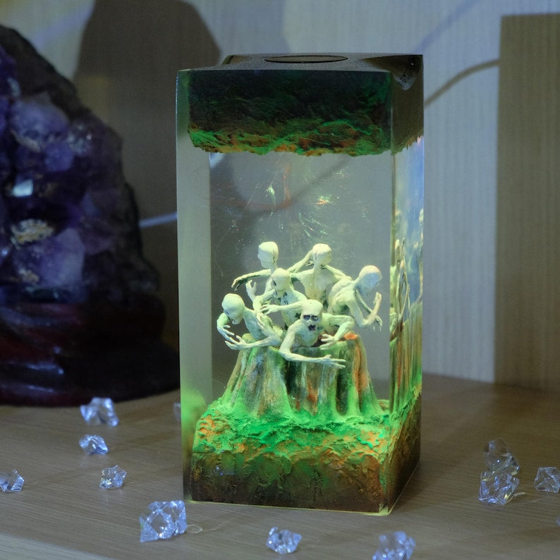 Stump Messenger Resin Lamp