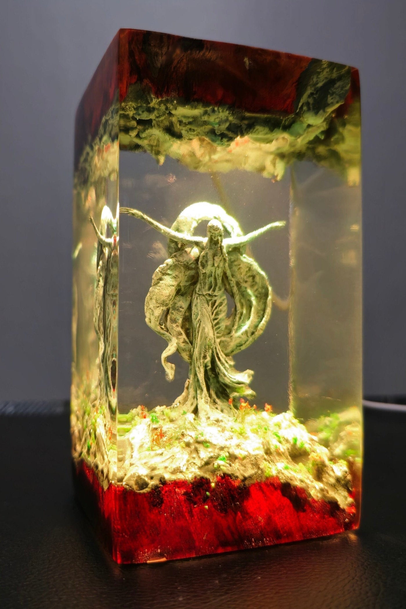 Que.en Mar.ika Resin Lamp(VD)