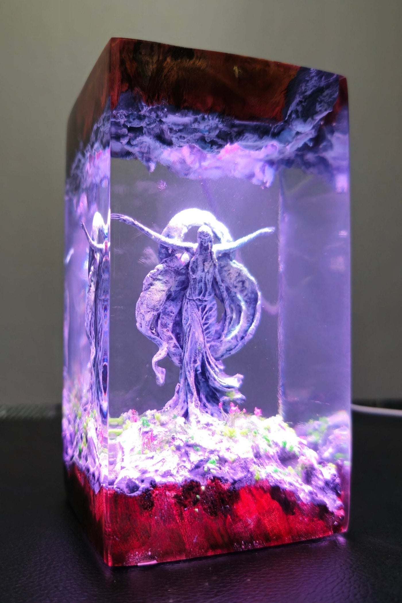 Que.en Mar.ika Resin Lamp(VD)