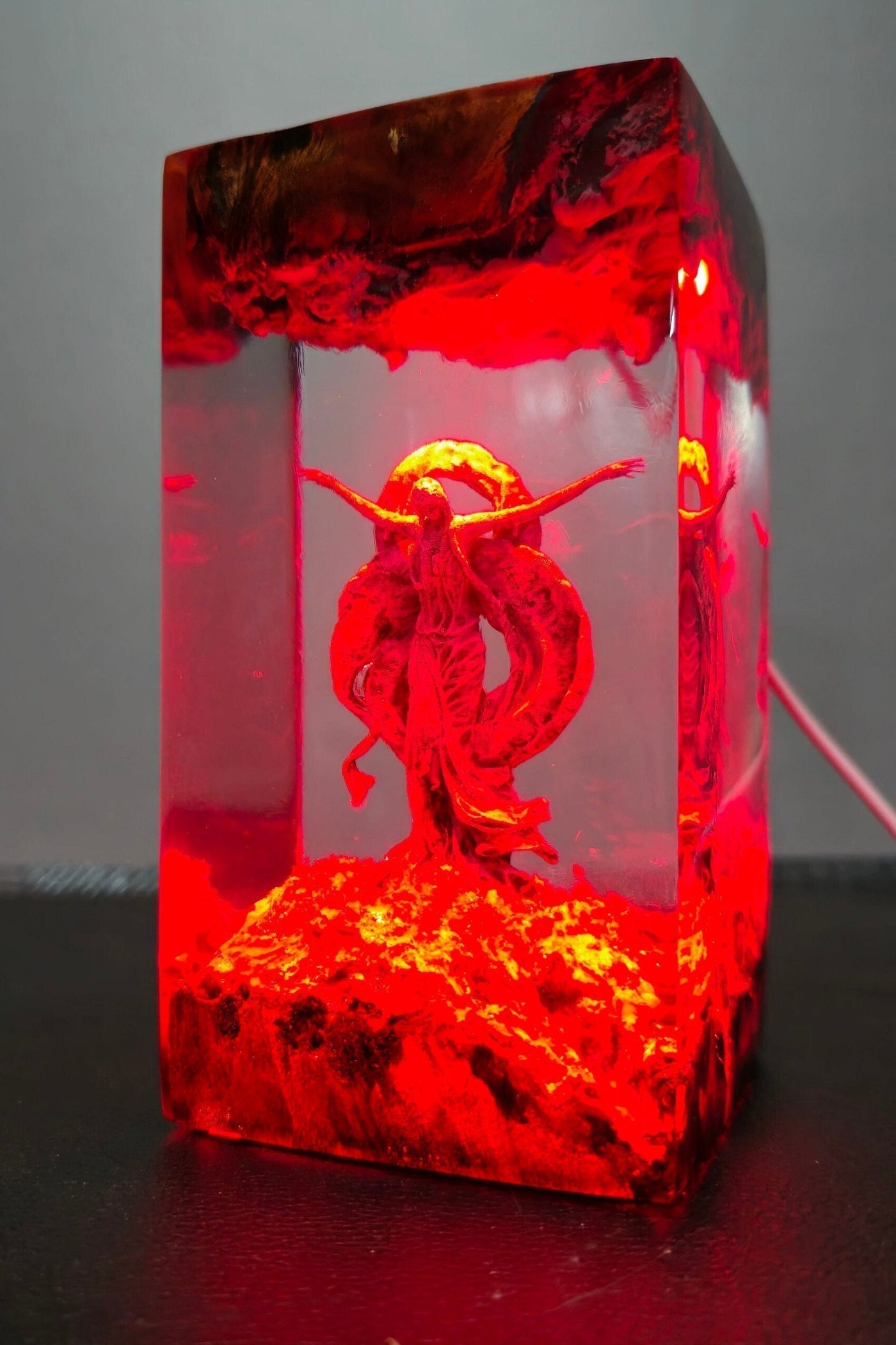 Que.en Mar.ika Resin Lamp(VD)