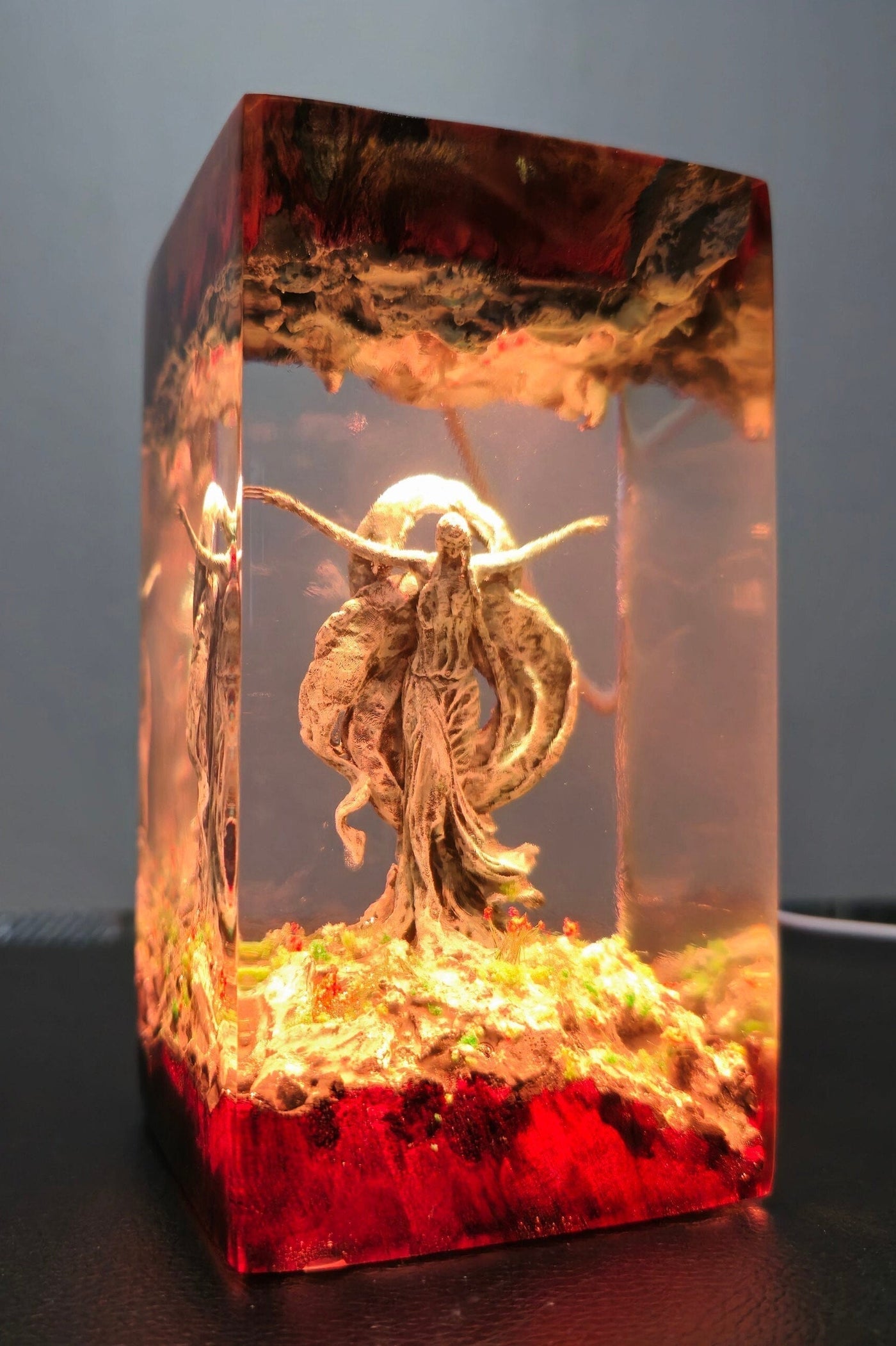 Que.en Mar.ika Resin Lamp(VD)