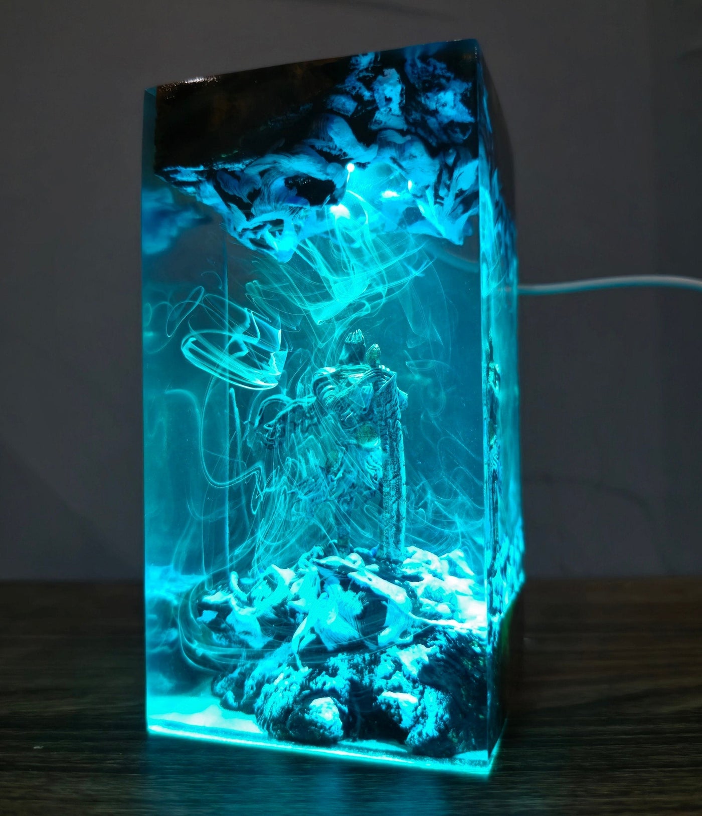 Yho.rm the Gia.nt Resin Lamp